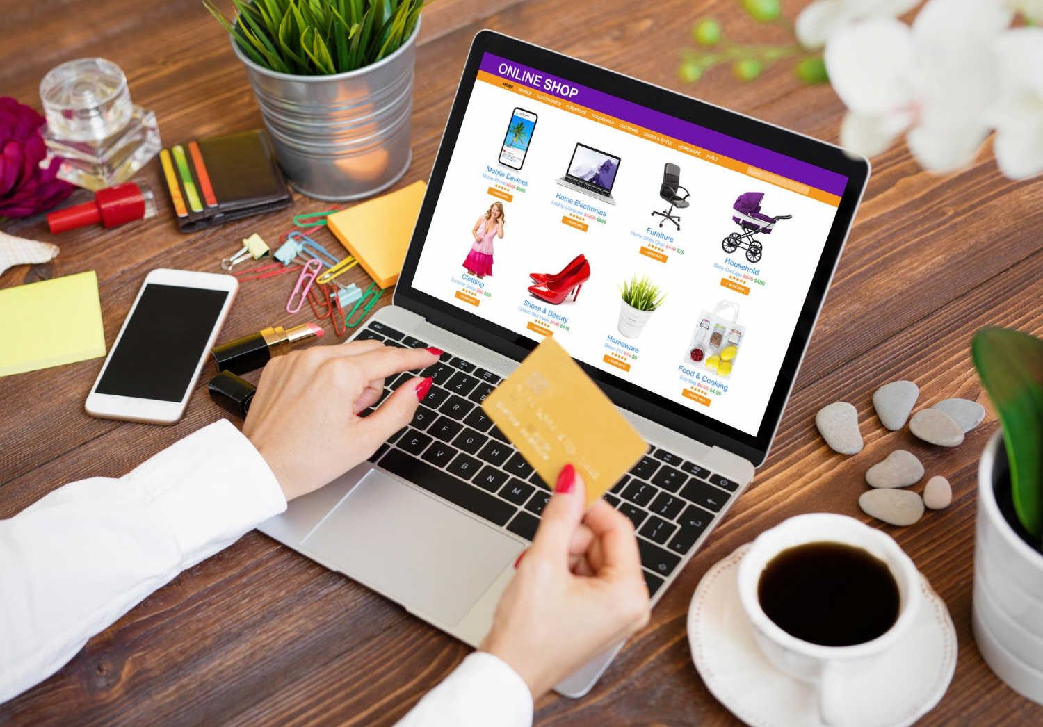 kobieta robi zakupy online na laptopie i placi za zakupione towary karta kredytowa